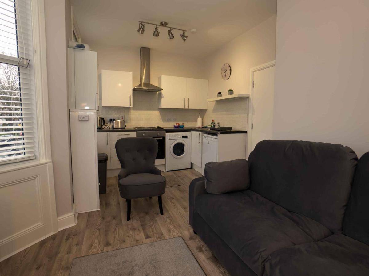 Pass The Keys Newly Renovated 2 Bedroom Apartment And Free Parking Scarborough Exteriér fotografie