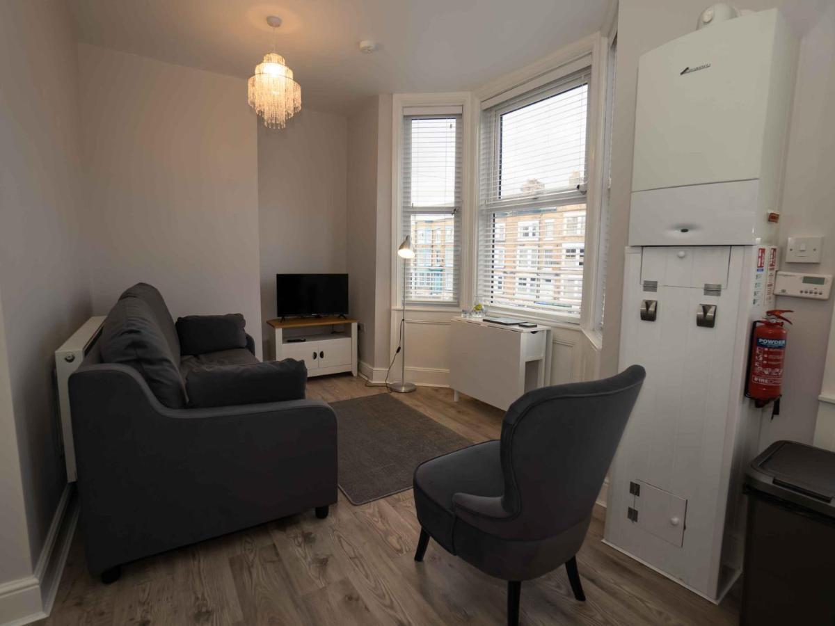 Pass The Keys Newly Renovated 2 Bedroom Apartment And Free Parking Scarborough Exteriér fotografie