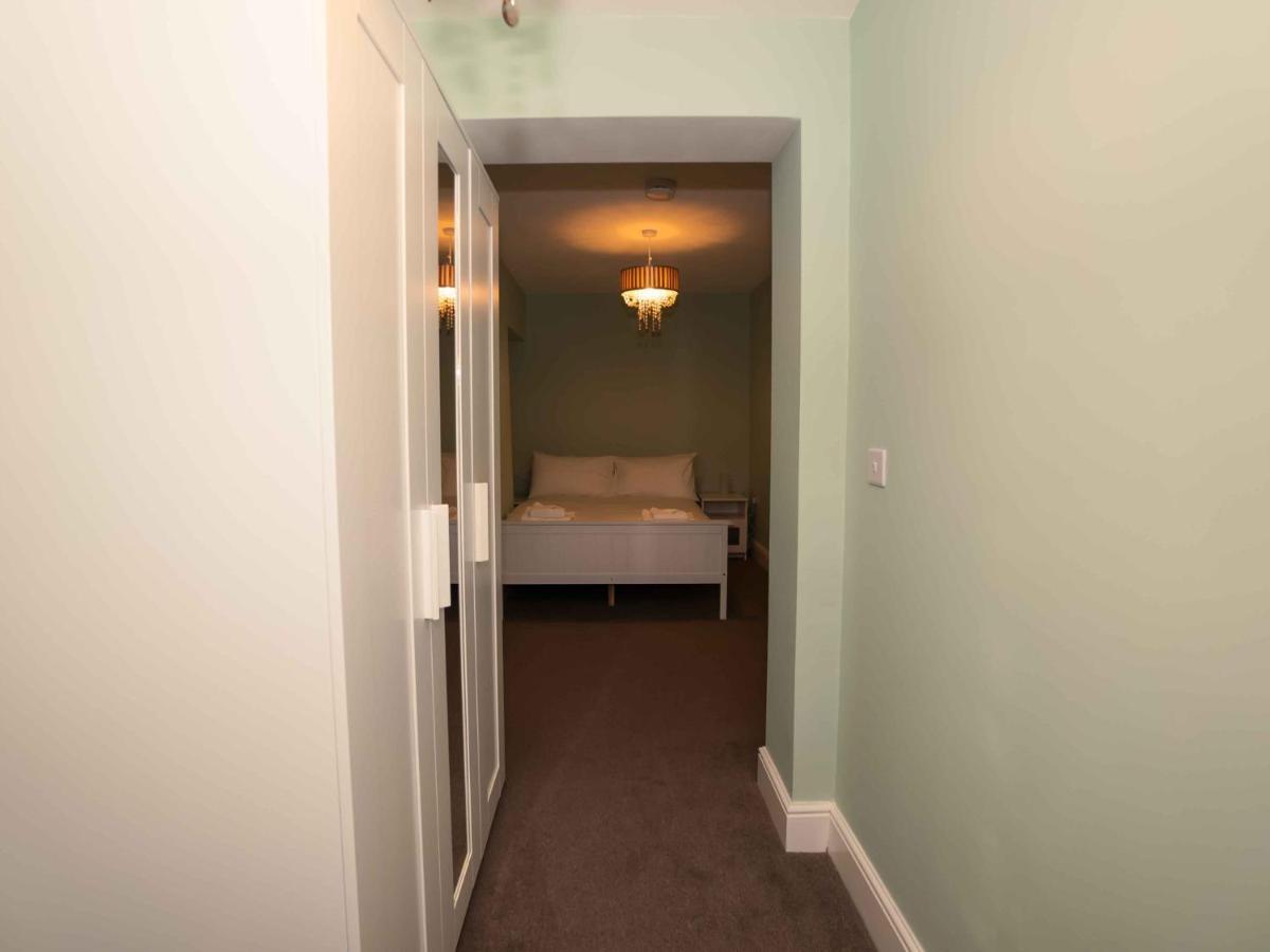Pass The Keys Newly Renovated 2 Bedroom Apartment And Free Parking Scarborough Exteriér fotografie